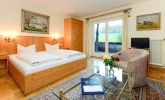 Großzügige Familienzimmer, Kategorie A mit Balkon und Bergblick in Stoll's Hotel Alpina in Schönau am Königssee / Berchtesgaden