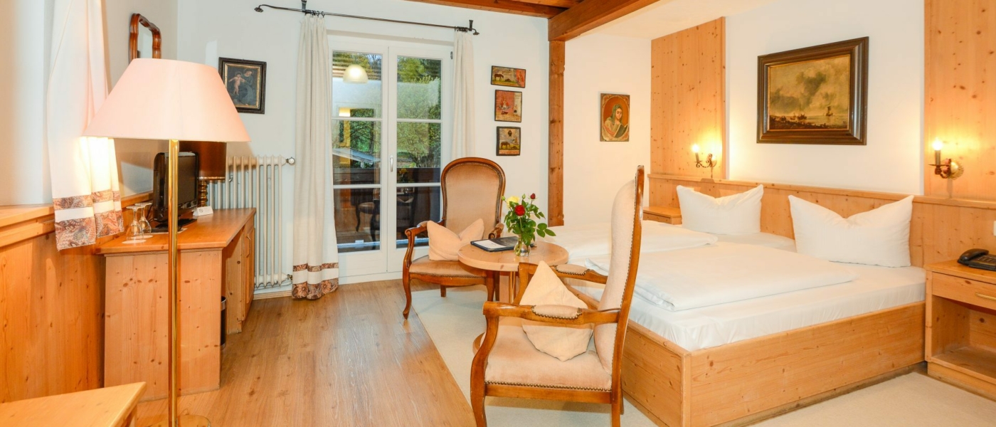 Our comfortable and well-equipped rooms in Stoll's Hotel Alpina in Schönau am Koenigssee / Berchtesgaden - some with a balcony and a fantastic mountain view. WiFi, safe and minibar included. Look around!